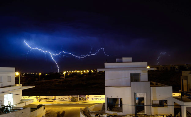 ברקים בבאר שבע (צילום: אשלי קוזלוב)