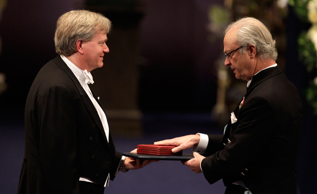 שמידט מקבל את פרס נובל (צילום: AP)