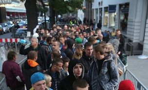 תור לחנות של אפל בברלין ביום הראשון למכירת אייפון6 (צילום: Sean Gallup, GettyImages IL)