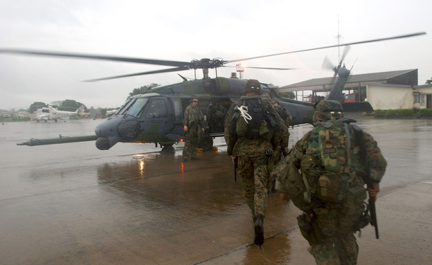 חיילי יחידת לוט"ר אמריקאית בגשם בספרד (צילום: U.S. Air Force, GettyImages IL)
