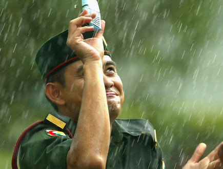 חייל מברוניי בגשם במסדר (צילום: Christopher Furlong, GettyImages IL)