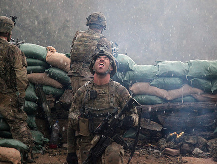 חייל אמריקאי שותה גשם באפגניסטן (צילום: קמרון פויד, צבא ארצות הברית)