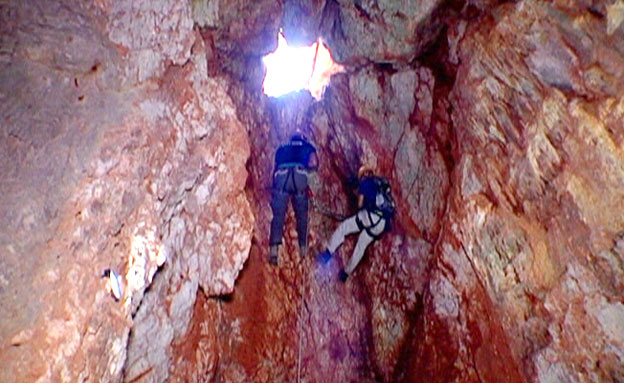 מסע למערות האסורות בהר סדום (צילום: חדשות 2)