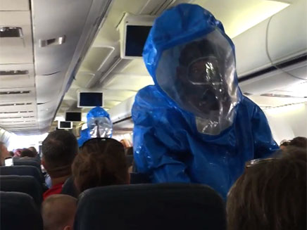 טיפול בחשש להתפרצות הנגיף במטוס (צילום: יוטיוב)