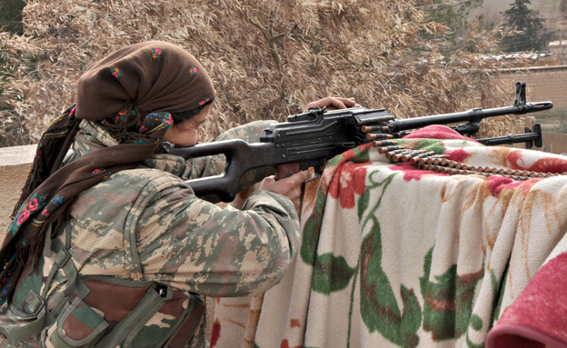לוחמת דאע"ש, ארכיון (צילום: רויטרס)