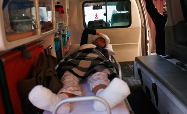 פצועה ישראלית באמבולנס לאחר האסון בנפאל (צילום: חדשות 2)