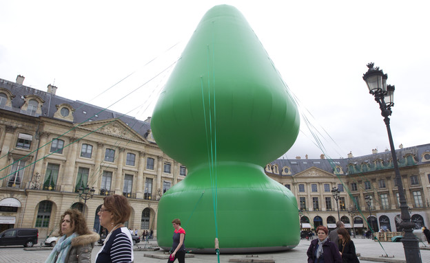 הפסל "עץ" שמזכיר אביזר מין בפריז (צילום: ap)