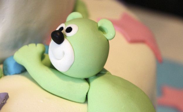 דובי מבצק סוכר על עוגה (צילום: אימג'בנק / Thinkstock)