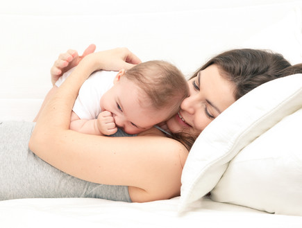 אמא מחבקת תינוק (צילום: Shutterstock)