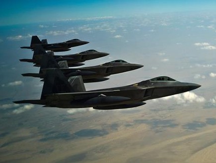 מטוסי F-22 בדרך לתקיפה (צילום: צבא ארצות הברית)