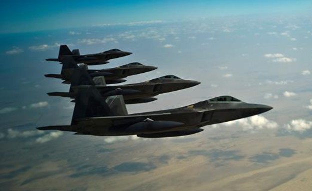מטוסי F-22 בדרך לתקיפה (צילום: צבא ארצות הברית)