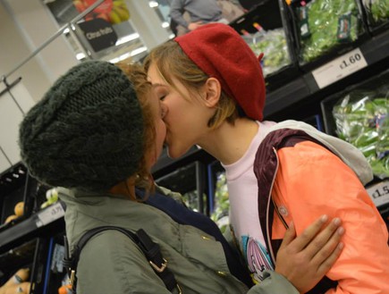 מחאת נשיקות, סיינסבורי (צילום: מתוך , KateRiep_Godbye)