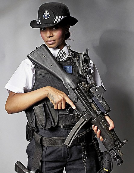 נערת פוסט משטרה (צילום: Matthew Stylianou)