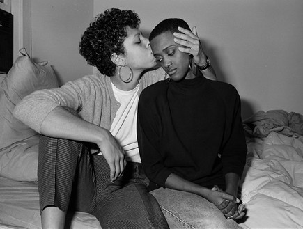 Stephanie and Monica, Boston, MA, 1987 (צילום: Sage Sohier 2014)