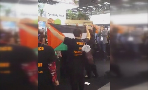 פעילים פרו-פלסטינים מפגינים בתערוכה בפריז (צילום: חדשות 2)