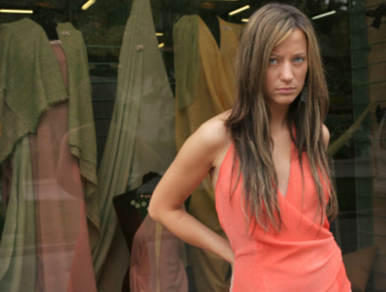 בחורה עם פרצוף מבואס עומדת מול חנות (צילום: istockphoto)