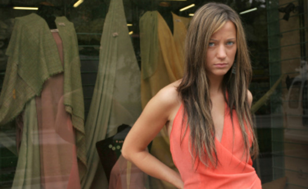 בחורה עם פרצוף מבואס עומדת מול חנות (צילום: istockphoto)