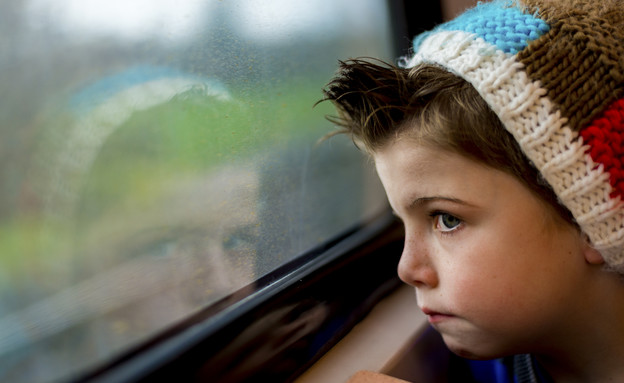 ילד בוהה בחלון (צילום: אימג'בנק / Thinkstock)