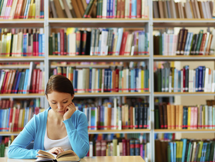 סטודנטית לומדת בספרייה (אילוסטרציה: thinkstock)