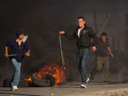 המהומות בבירה נמשכות (צילום: AP)
