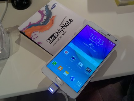 הפאבלט Galaxy Note 4 של סמסונג עם ממשק בעברית (צילום: יאיר מור, NEXTER)