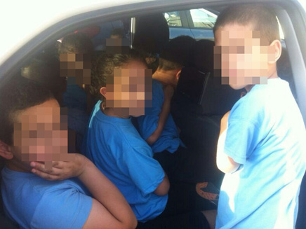 16 ילדים במכונית (צילום: חטיבת דוברות המשטרה, מרחב שפלה)