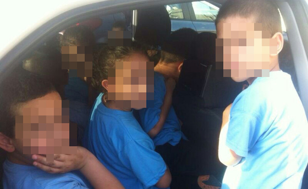16 ילדים במכונית (צילום: חטיבת דוברות המשטרה, מרחב שפלה)