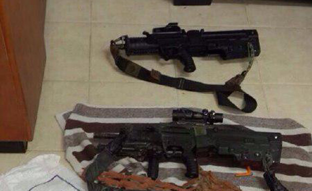 נתפסו שני כלי נשק שנגנבו מצה"ל (צילום: חטיבת דובר המשטרה)