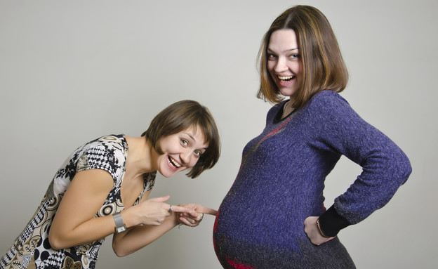 אישה בהריון וחברה לא בהריון (צילום: alexdobysh, Thinkstock)