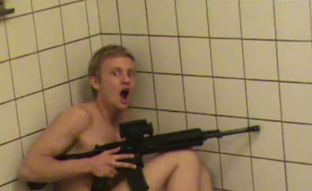 חייל במקלחת
