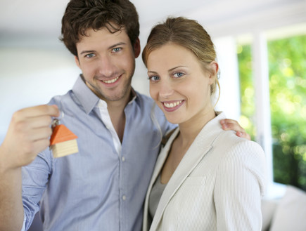 גבר ואישה מחזיקים מפתח לבית (צילום: אימג'בנק / Thinkstock)