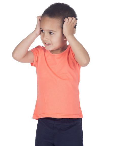 ילד מגרד בראש (צילום: Shutterstock)
