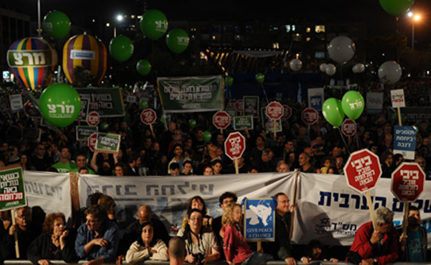 אלפים בכיכר רבין, הערב (צילום: בן קלמר)
