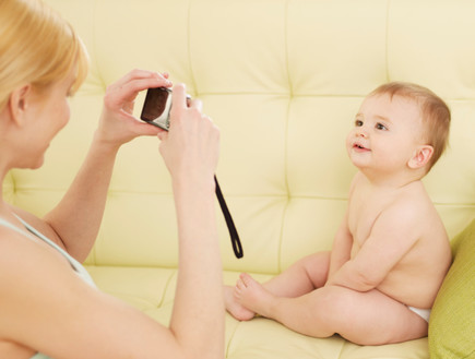תינוק עם מצלמה (צילום: TAGSTOCK1, Thinkstock)