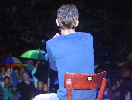 מוקי בהופעה בגשם (צילום: ענבל צח)