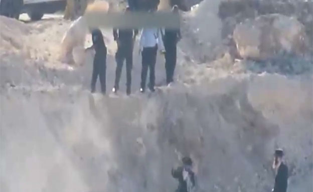 תיעוד: שוטר זורק אבן על מפגין חרדי בבית שמש (צילום: חדשות 2)