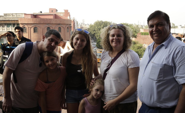 משפחת דרור בהודו, פרק ראשון