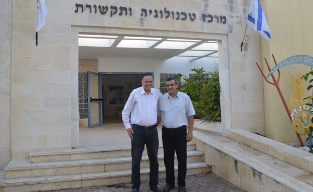 מג'יד פארג' בחברת מנהל בית הספר הלל הילמן