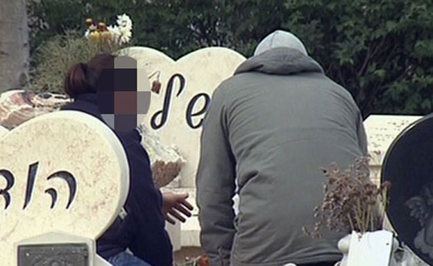 האב החשוד ליד קבר בנו (צילום: חדשות 2)