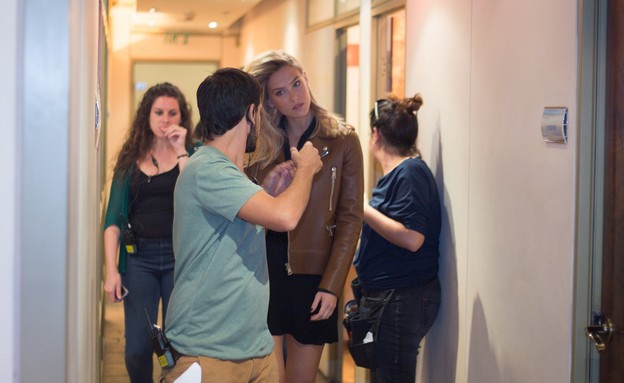 בר רפאלי מגיעה למועדון לילה