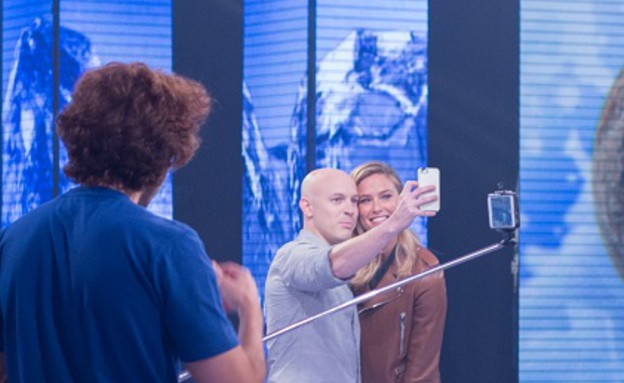 בר רפאלי מגיעה למועדון לילה