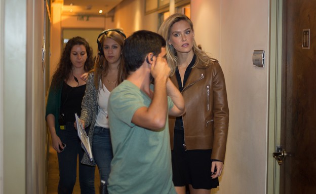 בר רפאלי מגיעה למועדון לילה