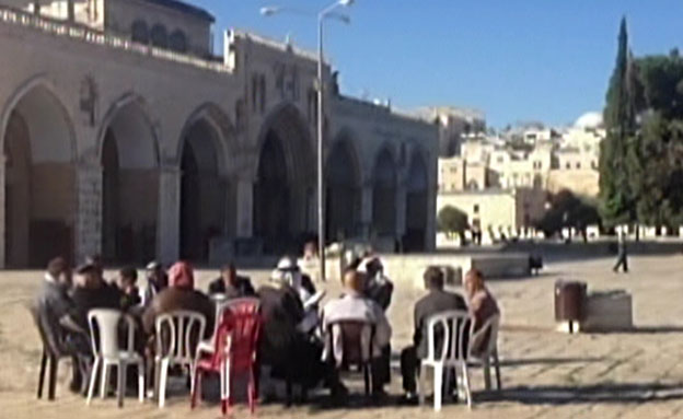 לומדים קוראן במעגלים ליד המסגד לומדים קוראן במעגלים ליד המסגד