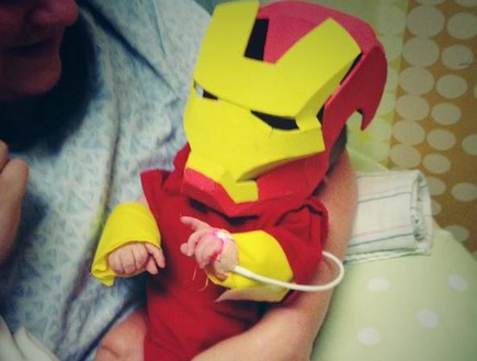 תחפושת איירון מן לתינוק פג (תמונת AVI: youtube)
