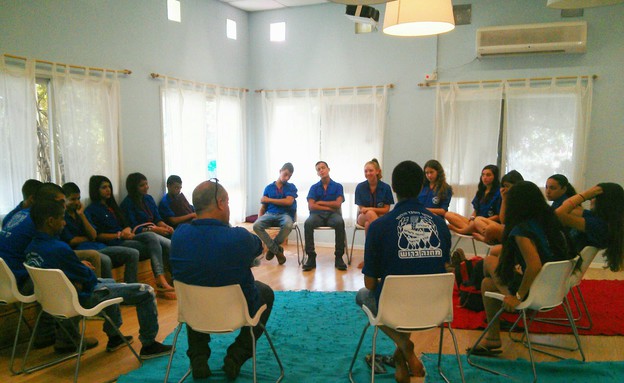 להכיר את האחר ופשוט לדבר