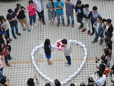 הצעת נישואין סינית עם 99 אייפונים