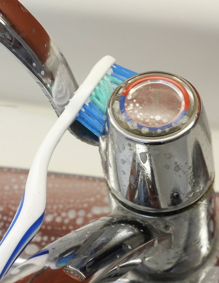 לנקות את הברז במברשת שיניים (צילום: apartmenttherapy.com)