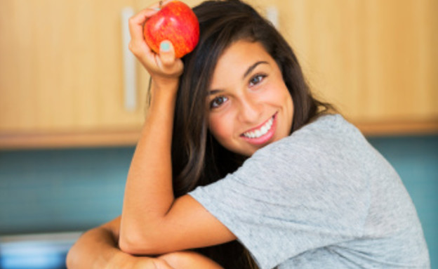בחורה מחזיקה תפוח (צילום: EpicStockMedia, Thinkstock)