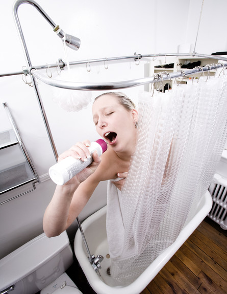 אישה שרה במקלחת (צילום: Thinkstock)