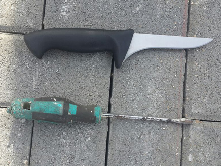 הסכין והמברג שנמצאו (צילום: חטיבת דובר המשטרה)